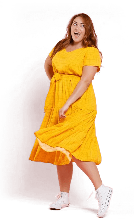 Frau, rote Haare, gelbes Kleid